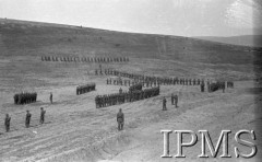 Maj 1942, Dżałał-Abad, Kirgistan, ZSRR.
Ćwiczące kolumny piechoty.
Fot. inż. Ostrowski, Instytut Polski im. Gen. Sikorskiego w Londynie [album negatywowy A-I ROSJA] - płachta 42
