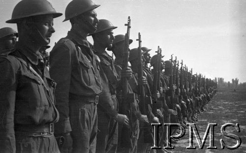 03.05.1942, Jangi-Jul, Uzbekistan, ZSRR.
Szwadron Przyboczny gen. Władysława Andersa prezentuje bron - drugi od lewej stoi ppor. Pazowski.
Fot. Stanisław Lipiński, Instytut Polski im. Gen. Sikorskiego w Londynie [album negatywowy A-I ROSJA] - płachta 44