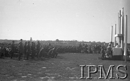 03.05.1942, Jangi-Jul, Uzbekistan, ZSRR.
Ołtarz polowy - przy nim duchowieństwo, w głębi stojący i klęczący żołnierze.
Fot. Stanisław Lipiński, Instytut Polski im. Gen. Sikorskiego w Londynie [album negatywowy A-I ROSJA] - płachta 44
