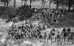 Maj 1942, Wrewskoje, Uzbekistan, ZSRR.
Duża grupa dzieci siedzących na ziemi.
Fot. inż. Ostrowski, Instytut Polski im. Gen. Sikorskiego w Londynie [album negatywowy A-I ROSJA] - płachta 48