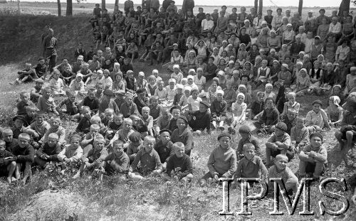 Maj 1942, Wrewskoje, Uzbekistan, ZSRR.
Grupa dzieci siedzących na ziemi.
Fot. inż. Ostrowski, Instytut Polski im. Gen. Sikorskiego w Londynie [album negatywowy A-I ROSJA] - płachta 48