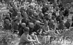 Maj 1942, Wrewskoje, Uzbekistan, ZSRR.
Grupa dzieci siedzących na ziemi.
Fot. inż. Ostrowski, Instytut Polski im. Gen. Sikorskiego w Londynie [album negatywowy A-I ROSJA] - płachta 48