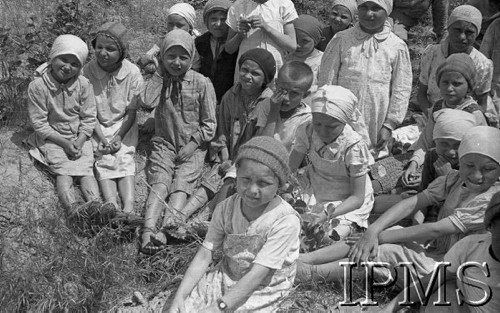 Maj 1942, Wrewskoje, Uzbekistan, ZSRR.
Obóz dla junaków, grupa dziewczynek siedzących na ziemi.
Fot. inż. Ostrowski, Instytut Polski im. Gen. Sikorskiego w Londynie [album negatywowy A-I ROSJA] - płachta 48