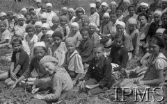 Maj 1942, Wrewskoje, Uzbekistan, ZSRR.
Obóz dla junaków, grupa dziewczynek siedzących na ziemi.
Fot. inż. Ostrowski, Instytut Polski im. Gen. Sikorskiego w Londynie [album negatywowy A-I ROSJA] - płachta 48