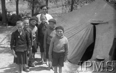 Maj 1942, Wrewskoje, Uzbekistan, ZSRR.
Obóz dla junaków, grupa dzieci w łachmanach i pielęgniarka w fartuchu stoją przed namiotem ambulatorium.
Fot. inż. Ostrowski, Instytut Polski im. Gen. Sikorskiego w Londynie [album negatywowy A-I ROSJA] - płachta 48