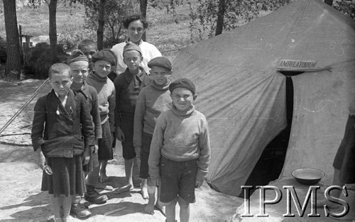 Maj 1942, Wrewskoje, Uzbekistan, ZSRR.
Obóz dla junaków, grupa dzieci w łachmanach i pielęgniarka w fartuchu stoją przed namiotem ambulatorium.
Fot. inż. Ostrowski, Instytut Polski im. Gen. Sikorskiego w Londynie [album negatywowy A-I ROSJA] - płachta 48