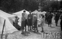 Maj 1942, Wrewskoje, Uzbekistan, ZSRR.
Obóz dla junaków, dziewczynki przed namiotem, w tle grupa kadetów w mundurach.
Fot. inż. Ostrowski, Instytut Polski im. Gen. Sikorskiego w Londynie [album negatywowy A-I ROSJA] - płachta 48