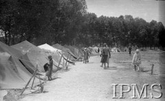 Maj 1942, Wrewskoje, Uzbekistan, ZSRR.
Obóz dla junaków, dziewczynki przed namiotami.
Fot. inż. Ostrowski, Instytut Polski im. Gen. Sikorskiego w Londynie [album negatywowy A-I ROSJA] - płachta 48