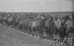 Maj 1942, Wrewskoje, Uzbekistan, ZSRR.
Obóz dla junaków, chłopcy stojący w szeregach.
Fot. inż. Ostrowski, Instytut Polski im. Gen. Sikorskiego w Londynie [album negatywowy A-I ROSJA] - płachta 49