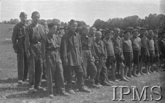 Maj 1942, Wrewskoje, Uzbekistan, ZSRR.
Obóz dla junaków, chłopcy stojący w szeregach.
Fot. inż. Ostrowski, Instytut Polski im. Gen. Sikorskiego w Londynie [album negatywowy A-I ROSJA] - płachta 49