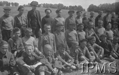 Maj 1942, Wrewskoje, Uzbekistan, ZSRR.
Obóz dla junaków, grupa chłopców w cywilnych ubraniach.
Fot. inż. Ostrowski, Instytut Polski im. Gen. Sikorskiego w Londynie [album negatywowy A-I ROSJA] - płachta 49