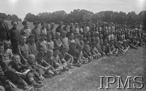 Maj 1942, Wrewskoje, Uzbekistan, ZSRR.
Obóz dla junaków, grupa chłopców.
Fot. inż. Ostrowski, Instytut Polski im. Gen. Sikorskiego w Londynie [album negatywowy A-I ROSJA] - płachta 49