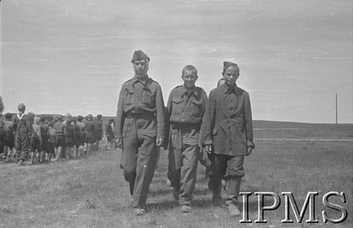 Maj 1942, Wrewskoje, Uzbekistan, ZSRR.
Obóz dla junaków, grupa starszych i młodszych chłopców podczas marszu.
Fot. inż. Ostrowski, Instytut Polski im. Gen. Sikorskiego w Londynie [album negatywowy A-I ROSJA] - płachta 49