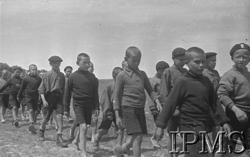 Maj 1942, Wrewskoje, Uzbekistan, ZSRR.
Obóz dla junaków, grupa maszerujących chłopców.
Fot. inż. Ostrowski, Instytut Polski im. Gen. Sikorskiego w Londynie [album negatywowy A-I ROSJA] - płachta 49