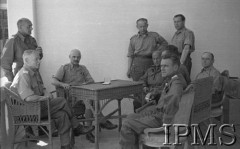 1941, ZSRR.
Armia Polska na Wschodzie, generał Władysław Anders w otoczeniu oficerów, na pierwszym planie z prawej siedzi gen. Michał Tokarzewski-Karaszewicz, z prawej stoi gen. Zygmunt Szyszko-Bohusz.
Fot. NN, Instytut Polski im. Gen. Sikorskiego w Londynie [album negatywowy A-II ROSJA]