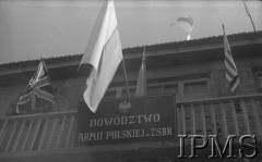 1941, ZSRR.
Armia Polska na Wschodzie, flagi nad wejściem do dowództwa Armii Polskiej.
Fot. NN, Instytut Polski im. Gen. Sikorskiego w Londynie [album negatywowy A-II ROSJA]