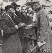 1919, Dęblin, Polska.
Powitanie chlebem i solą Naczelnika Józefa Piłsudskiego przez przedstawicieli mniejszości żydowskiej w Dęblinie.
Fot. NN, Instytut Polski im. Gen. Sikorskiego w Londynie [szuflada nr 18, Legiony. Wojsko przed 1939, PW, LOPR]
