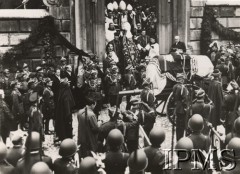 18.05.1935, Kraków, Polska.
Przemówienie prezydenta Ignacego Mościckiego podczas pogrzebu Marszałka Józefa Piłsidskiego. Trumna na lawecie, z lewej stoi wdowa Aleksandra Piłsudska.
Fot. NN, Instytut Polski im. Gen. Sikorskiego w Londynie [szuflada nr 18, Legiony. Wojsko Przed 1939, PW, LOPR]