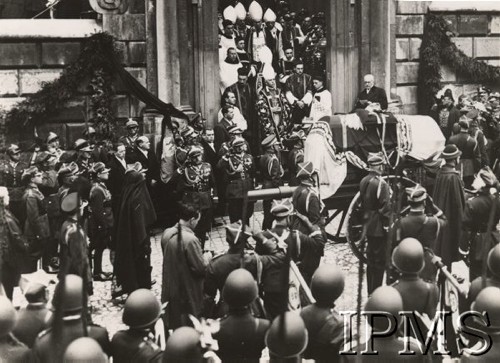 18.05.1935, Kraków, Polska.
Przemówienie prezydenta Ignacego Mościckiego podczas pogrzebu Marszałka Józefa Piłsidskiego. Trumna na lawecie, z lewej stoi wdowa Aleksandra Piłsudska.
Fot. NN, Instytut Polski im. Gen. Sikorskiego w Londynie [szuflada nr 18, Legiony. Wojsko Przed 1939, PW, LOPR]