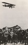 23.08.1919, Warszawa, Polska.
Naczelnik Józef Piłsudski obserwuje lot pierwszego polskiego samolotu, zbudowanego na wzór niemieckiego Hannovera CL.IIa. Załogę samolotu CWL SK-1 stanowili ppor. pil. Kazimierz Jesionowski oraz konstruktor por. inż. Karol Słowik. Po starcie samolot wykonał jedno okrążenie, a następnie rozpadł się w powietrzu. W wyniku katastrofy załoga zginęła.
Fot. NN, Instytut Polski im. Gen. Sikorskiego w Londynie [szuflada nr 18, Legiony. Wojsko przed 1939, PW, LOPR]