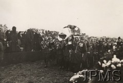 18.05.1935, Warszawa, Polska.
Pogrzeb Marszałka Józefa Piłsudskiego, generałowie przenoszą trumnę na platformę kolejową na Dworcu Głównym, przy trumnie z lewej idzie gen. Edward Rydz-Śmigły, z prawej gen. Kazimierz Sosnkowski, z lewej stoi wdowa Aleksandra Piłsudska.
Fot. NN, Instytut Polski im. Gen. Sikorskiego w Londynie [szuflada nr 18, Legiony. Wojsko Przed 1939, PW, LOPR]