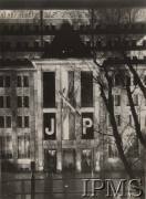 Maj 1935, Polska.
Żałoba po śmierci Józefa Piłsudskiego, dekoracja na budynku - inicjały Marszałka i buława marszałkowska.
Fot. NN, Instytut Polski im. Gen. Sikorskiego w Londynie [szuflada nr 18, Legiony. Wojsko Przed 1939, PW, LOPR]