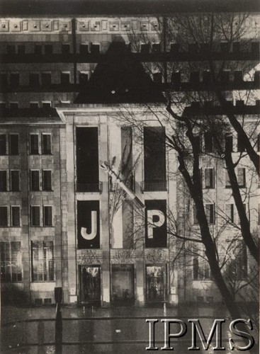 Maj 1935, Polska.
Żałoba po śmierci Józefa Piłsudskiego, dekoracja na budynku - inicjały Marszałka i buława marszałkowska.
Fot. NN, Instytut Polski im. Gen. Sikorskiego w Londynie [szuflada nr 18, Legiony. Wojsko Przed 1939, PW, LOPR]