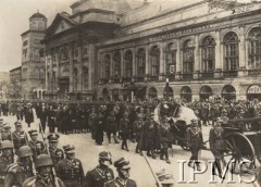 13-16.05.1935, Warszawa, Polska.
Pogrzeb Marszałka Józefa Piłsudskiego, kondukt pogrzebowy na Krakowskim Przedmieściu obok kościoła św. Anny. Na pierwszym planie trumna na lawecie.
Fot. NN, Instytut Polski im. Gen. Sikorskiego w Londynie [szuflada nr 18, Legiony. Wojsko Przed 1939, PW, LOPR]