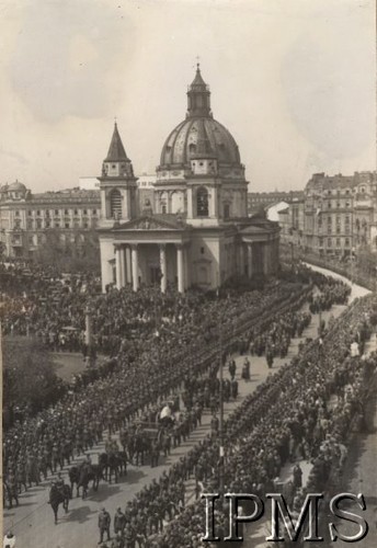 13-16.05.1935, Warszawa, Polska.
Pogrzeb Marszałka Józefa Piłsudskiego - Plac Trzech Krzyży, w tle kościół św. Aleksandra.
Fot. NN, Instytut Polski im. Gen. Sikorskiego w Londynie [szuflada nr 18, Legiony. Wojsko Przed 1939, PW, LOPR]