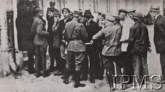 1914-1915, brak miejsca.
Ochotnicy napływają do armii polskiej. Do sierpnia z samego Królestwa zgłosiło się 56643, z innych dzielnic: Malopolski - 18396, z byłego zaboru pruskiego - 20752 ochotników.
Fot. NN, Instytut Polski im. Gen. Sikorskiego w Londynie [szuflada nr 19, Walki o Niepodległość 1914-1920]