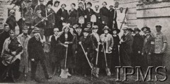 Sierpień 1920, Płock, Polska.
Grupa obrońców Płocka - cywile ze szpadlami.
Fot. NN, Instytut Polski im. Gen. Sikorskiego w Londynie [szuflada nr 19, Walki o Niepodległość 1914-1920]
