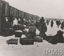1920, brak miejsca.
Polacy z Rosji w drodze do Polski, z lewej pociąg towarowy.
Fot. NN, Instytut Polski im. Gen. Sikorskiego w Londynie [szuflada nr 19, Walki o Niepodległość 1914-1920]
