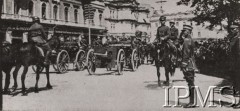 1920, Kijów, Ukraina.
Gen. Edward Rydz-Śmigły przyjmuje defiladę wojsk polskich w Kijowie.
Fot. NN, Instytut Polski im. Gen. Sikorskiego w Londynie [szuflada nr 19, Walki o Niepodległość 1914-1920]
