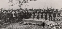1916-1920, brak miejsca.
Salwa honorowa podczas pogrzebu poległego legionisty.
Fot. NN, Instytut Polski im. Gen. Sikorskiego w Londynie [szuflada nr 19, Walki o Niepodległość 1914-1920]

