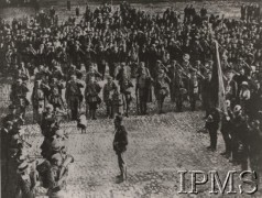 1914-1915, brak miejsca.
Pożegnanie młodzieży zdążającej na front do wojska polskiego.
Fot. NN, Instytut Polski im. Gen. Sikorskiego w Londynie [szuflada nr 19, Walki o Niepodległość 1914-1920]
