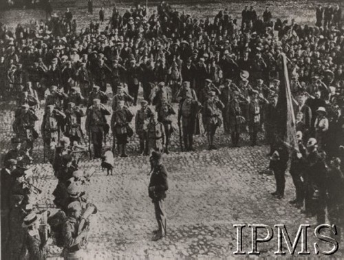 1914-1915, brak miejsca.
Pożegnanie młodzieży zdążającej na front do wojska polskiego.
Fot. NN, Instytut Polski im. Gen. Sikorskiego w Londynie [szuflada nr 19, Walki o Niepodległość 1914-1920]

