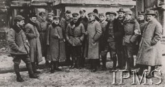 1918, Lwów.
Naczelna Komenda Obrony Lwowa: dr Lech Gluziński, ppor. Wawrzyniec Dajczak, kpt. Stanisław Bac (referat uzbrojenia), pdch. Selzer, dr Łapiński, Kmita, komendant Czesław Mączyński - dowódca obrony Lwowa, Ajdukiewicz, por. dr Antoni Jakubski (II szef sztabu), dr Majbaum, por. Stanisław Borkowski (adiutant), dr. Browiński, por. Ludwik de Laveaux, kpt. Pieradzki (Pieracki), dr Lesław Węgrzynowski, ppor. dr Albin Garbień (adiutant komendanta Mączyńskiego).
Fot. NN, Instytut Polski im. Gen. Sikorskiego w Londynie [szuflada nr 19, Walki o Niepodległość 1914-1920]
