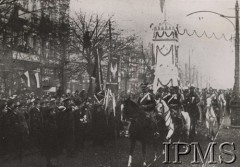 01.12.1916, Warszawa.
Powitanie żołnierzy Legionów przez ludność m. st. Warszawy. 2 Pułk Ułanów wkracza do miasta.
Fot. NN, Instytut Polski im. Gen. Sikorskiego w Londynie [szuflada nr 19, Walki o Niepodległość 1914-1920]