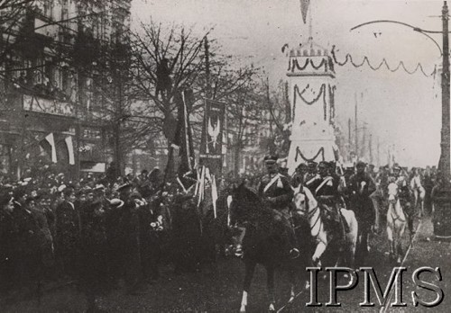 01.12.1916, Warszawa.
Powitanie żołnierzy Legionów przez ludność m. st. Warszawy. 2 Pułk Ułanów wkracza do miasta.
Fot. NN, Instytut Polski im. Gen. Sikorskiego w Londynie [szuflada nr 19, Walki o Niepodległość 1914-1920]