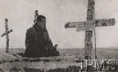 Listopad 1915, brak miejsca.
Żołnierz Legionów nad grobem kolegi Józefa Scieszki, poległego 5.11.1915 roku.
Fot. NN, Instytut Polski im. Gen. Sikorskiego w Londynie [szuflada nr 19, Walki o Niepodległość 1914-1920]