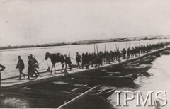 1914-1920, brak miejsca.
Oddział wojska przechodzący przez most pontonowy.
Fot. NN, Instytut Polski im. Gen. Sikorskiego w Londynie [szuflada nr 19, Walki o Niepodległość 1914-1920]