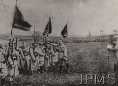 06.10.1918, Francja.
Gen. Józef Haller składa przysięgę na sztandar Pułku Strzelców Pieszych.
Fot. NN, Instytut Polski im. Gen. Sikorskiego w Londynie [szuflada nr 19, Walki o Niepodległość 1914-1920]