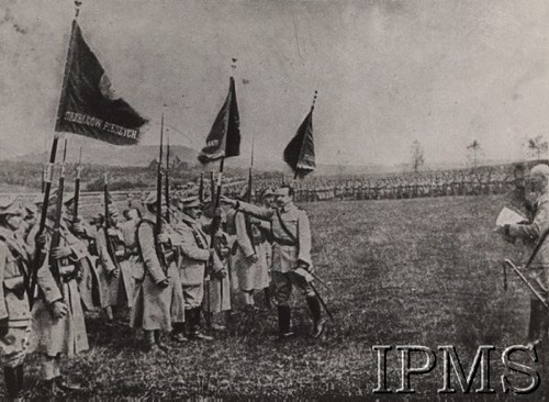06.10.1918, Francja.
Gen. Józef Haller składa przysięgę na sztandar Pułku Strzelców Pieszych.
Fot. NN, Instytut Polski im. Gen. Sikorskiego w Londynie [szuflada nr 19, Walki o Niepodległość 1914-1920]