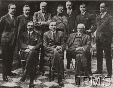 1918, Paryż, Francja.
Komitet Narodowy Polski w Paryżu. Siedzą: Maurycy Zamoyski, Roman Dmowski, Erazm Piltz. Stoją: Stanisław Kozicki, Jan Emanuel Rozwadowski, Konstanty Skirmunt, mjr. F. Frątczak, Władysław Sobański, Marian Seyda, Józef Wielowieyski.
Fot. NN, Instytut Polski im. Gen. Sikorskiego w Londynie [szuflada nr 19, Walki o Niepodległość 1914-1920]