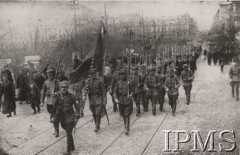 Koniec 1918, Władywostok, Rosja.
Przemarsz polskiego wojska oddziału 5 Dywizji Syberyjskiej przez Władywostok.
Fot. NN, Instytut Polski im. Gen. Sikorskiego w Londynie [szuflada nr 19, Walki o Niepodległość 1914-1920]