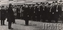 1918, Lwów.
Komendant patroli MSO (Miejska Straż Obywatelska) zdaje raport zarządowi miasta Lwowa.
Fot. NN, Instytut Polski im. Gen. Sikorskiego w Londynie [szuflada nr 19, Walki o Niepodległość 1914-1920]