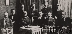 Marzec 1921, Ryga, Łotwa.
Delegacja Polska. podczas rozmów o zawarciu pokoju z Rosją Sowiecką: Władysław Kiernik, płk Mieczysław Kuliński, Jan Dąbski, Stanisław Grabski, Leon Wasilewski. W drugim rzędzie: P. Wichliński, Witold Kamieniecki, Norbert Barlicki, Adam Mieczkowski, P. Waszkiewicz.
Fot. NN, Instytut Polski im. Gen. Sikorskiego w Londynie [szuflada nr 19, Walki o Niepodległość 1914-1920]