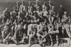 1919 lub 1920, Polska.
Jeńcy bolszewiccy w obozie jenieckim.
Fot. NN, Instytut Polski im. Gen. Sikorskiego w Londynie [szuflada nr 19, Walki o Niepodległość 1914-1920]