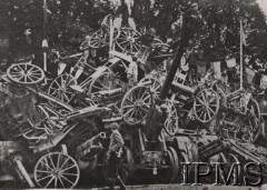 14.07.1919, Paryż, Francja.
W dniu pierwszego święta powojennego 14 lipca 1919 stosy zdobytych armat niemieckich widniały na placach Paryża.
Fot. NN, Instytut Polski im. Gen. Sikorskiego w Londynie [szuflada nr 19, Walki o Niepodległość 1914-1920]