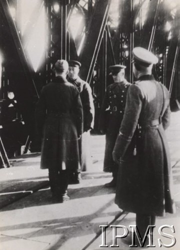 1939, Przemyśl.
Spotkanie członków niemiecko-sowieckiej centralnej komisji granicznej i na moście w Przemyślu.
Fot. NN, Instytut Polski im. Gen. Sikorskiego w Londynie [szuflada nr 1]